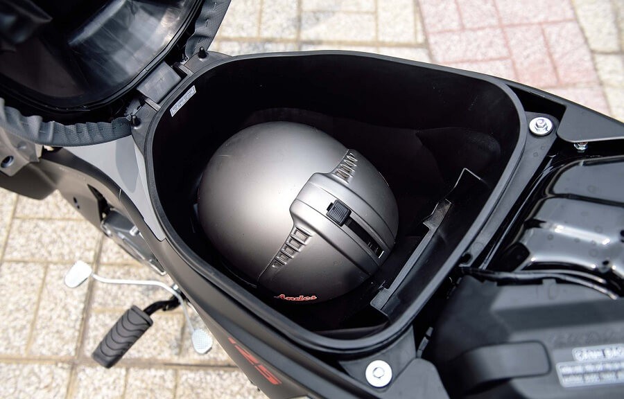 Cốp xe underbone có dung tích khá nhỏ. Bạn sẽ gặp nhiều hạn chế để đồ khi so với xe tay ga.