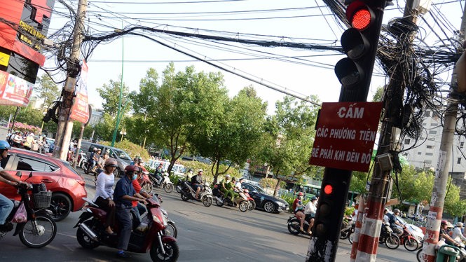 Giải đáp: Rẽ phải khi đèn đỏ phạt bao nhiêu?
