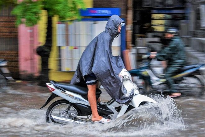 Tuyệt đối không được giảm tay ga khi bạn phải chạy xe vào những đoạn đường ngập lụt nhé.