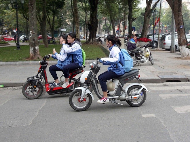 Hiện tại, cảnh báo chỉ áp dụng nếu học sinh trung học (từ 14 đến dưới 6 tuổi) đi xe máy điện.