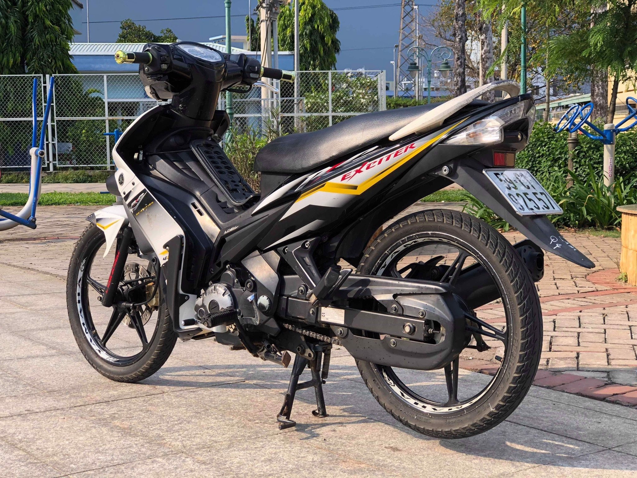 Trong khi dân Việt đã bắt đầu chạy Yamaha Exciter 155 VVA người Mã Lai vẫn  đi Exciter 135 xăng cơ 4 số