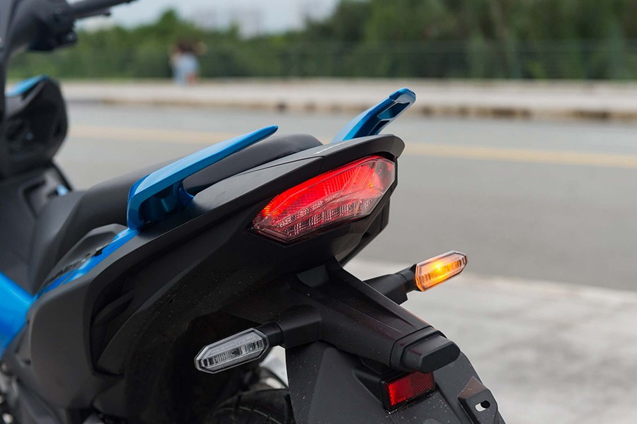 Đèn xi nhan giúp báo hiệu phương hướng di chuyển của bạn khi tham gia giao thông.