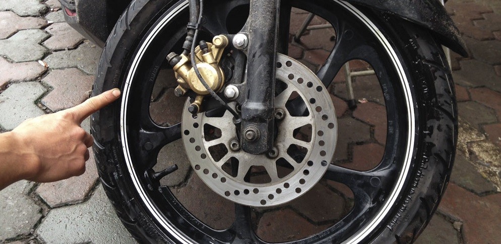 Kiểm tra lốp cũng là cách kiểm tra xe máy cũ trước khi mua