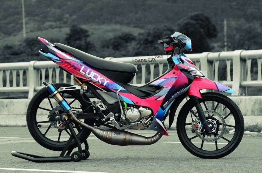 YaZ cá mậpCường Đô la phấn khích khi được tặng chiếc xe máy côn tay huyền  thoại của Yamaha  YouTube