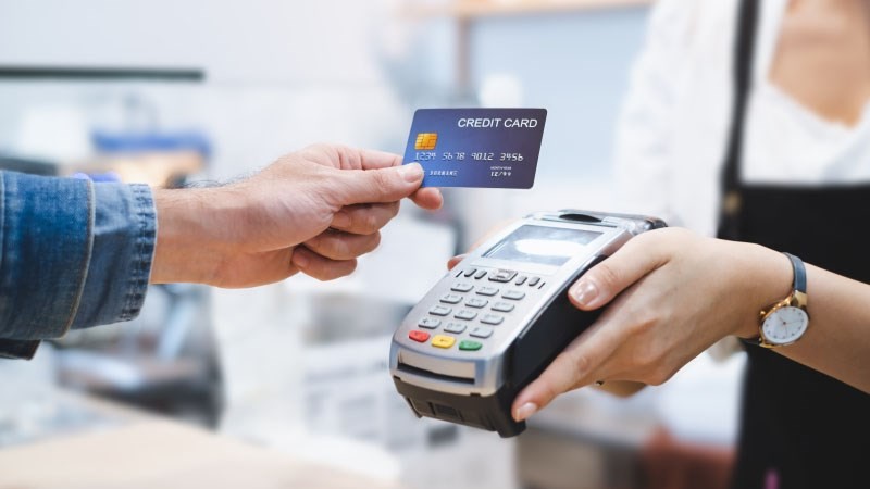 Bạn cần thanh toán khoản trả góp đều đặn cho ngân hàng khi mua xe máy trả góp bằng thẻ tín dụng