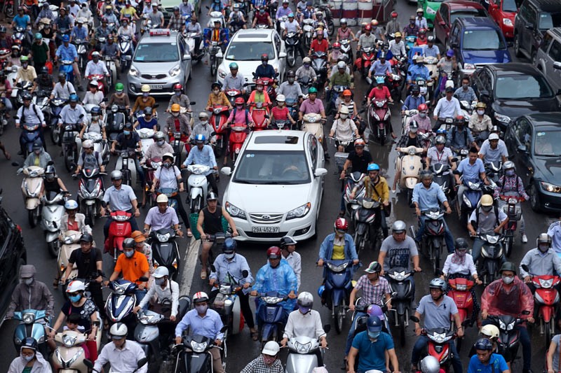 Xe máy là phương tiện chính được các thế hệ học sinh, sinh viên cho đến người cao tuổi tại Việt Nam lựa chọn sử dụng để di chuyển.