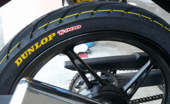Vỏ xe máy Dunlop là đối thủ cạnh tranh trực tiếp với Michelin