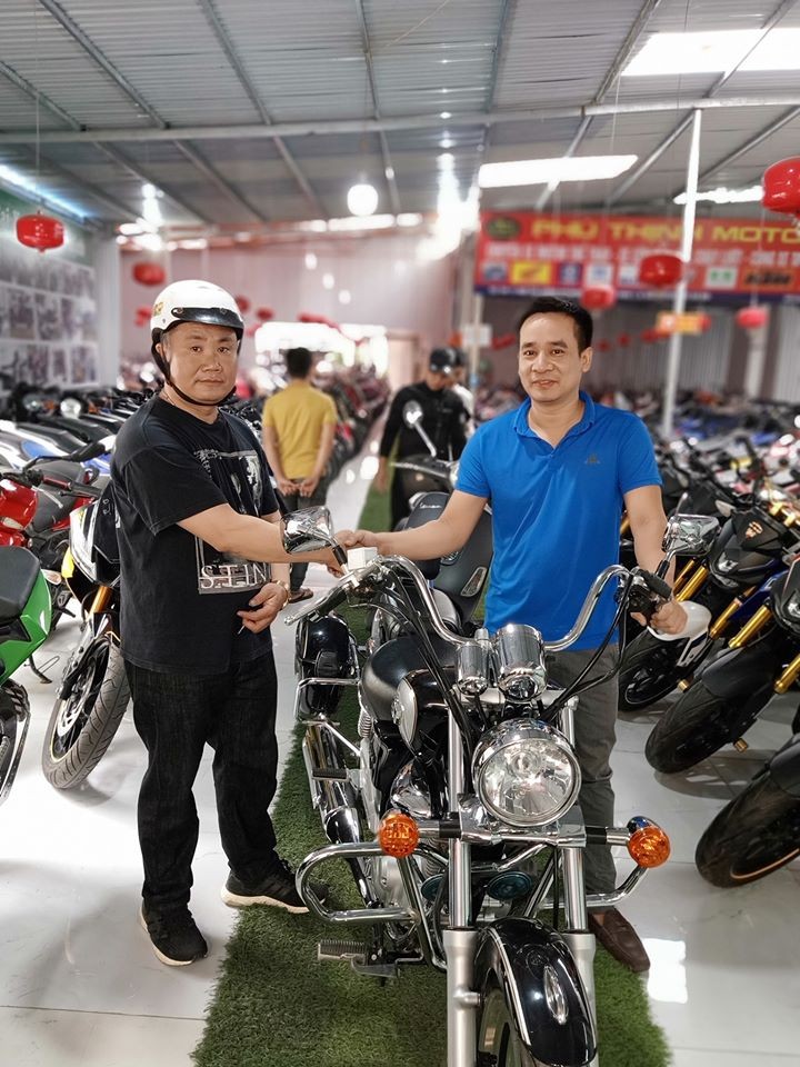 Khách mua xe tại cửa hàng Phú Thịnh Motor.