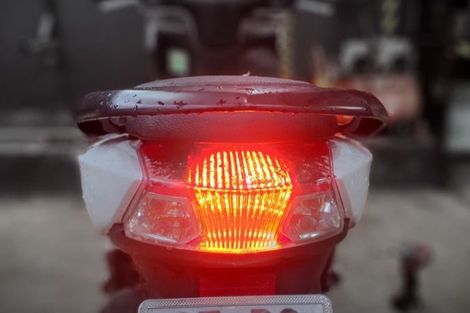 Có nên độ mạch stop F1 cho đèn hậu xe máy không?