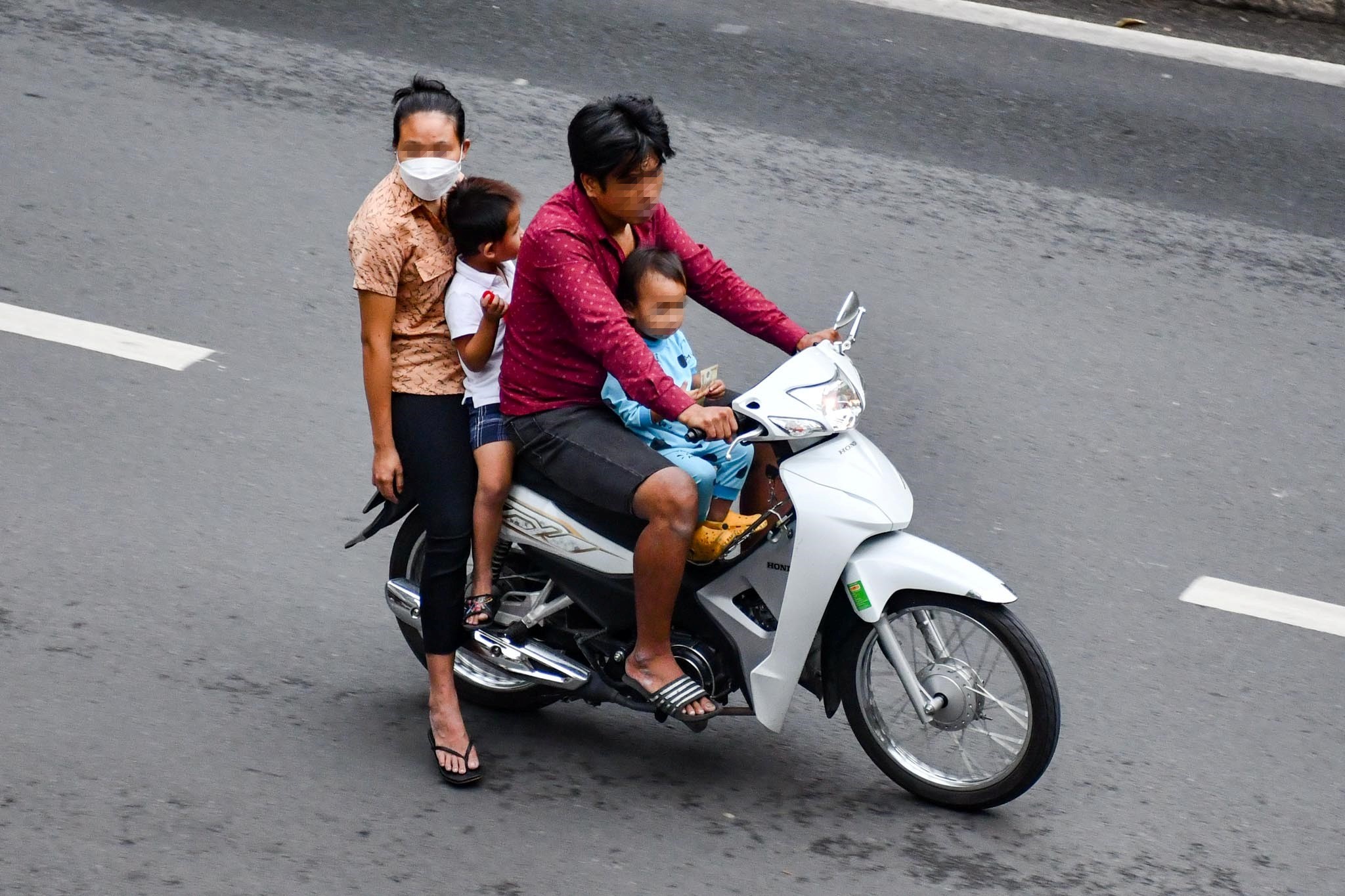 Lưu ý để Chở Trẻ Em Bằng Xe Máy An Toàn Và đúng Luật 