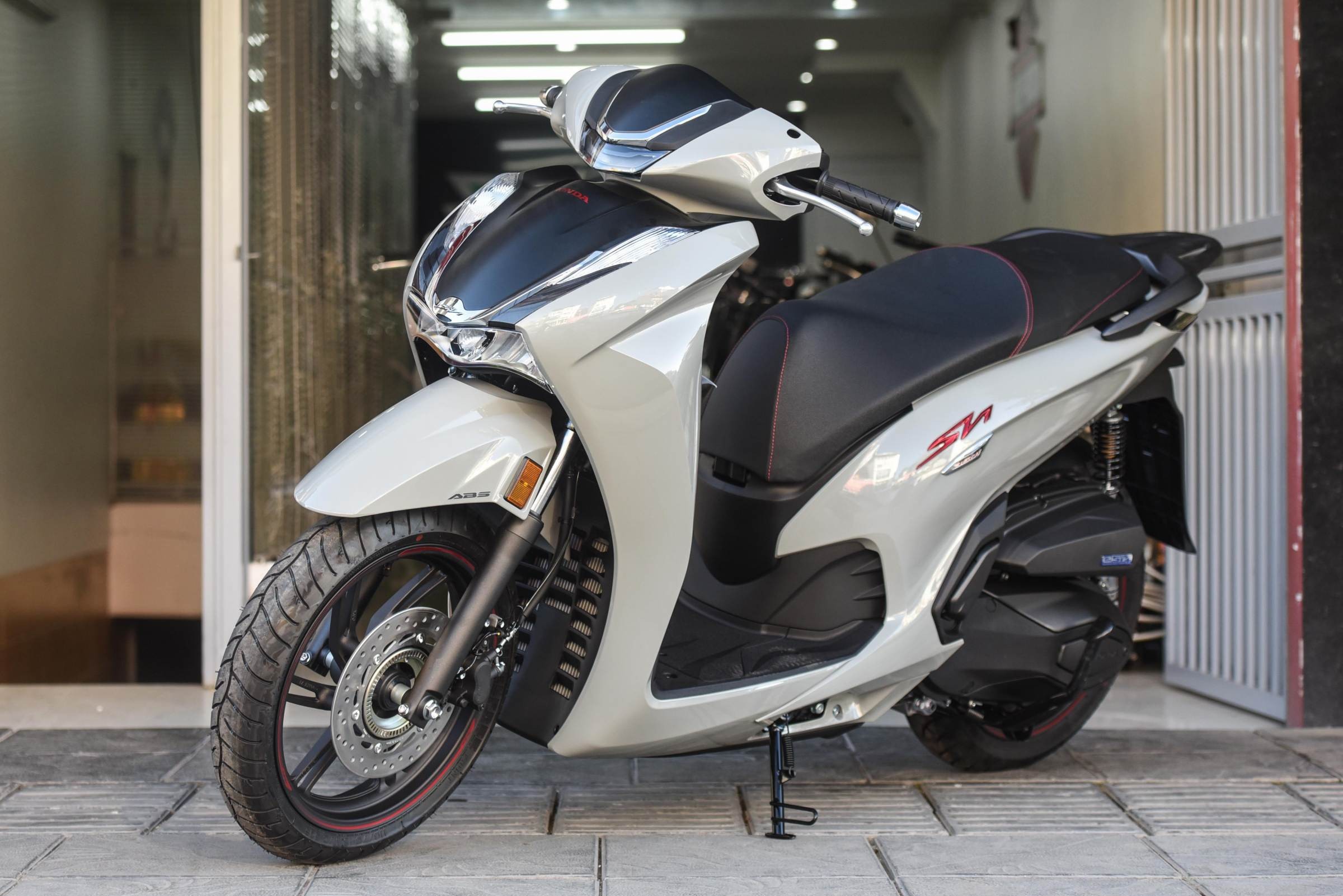 Honda SH 350i 2022 có gì mới với mức giá đề xuất từ 149 triệu đồng?