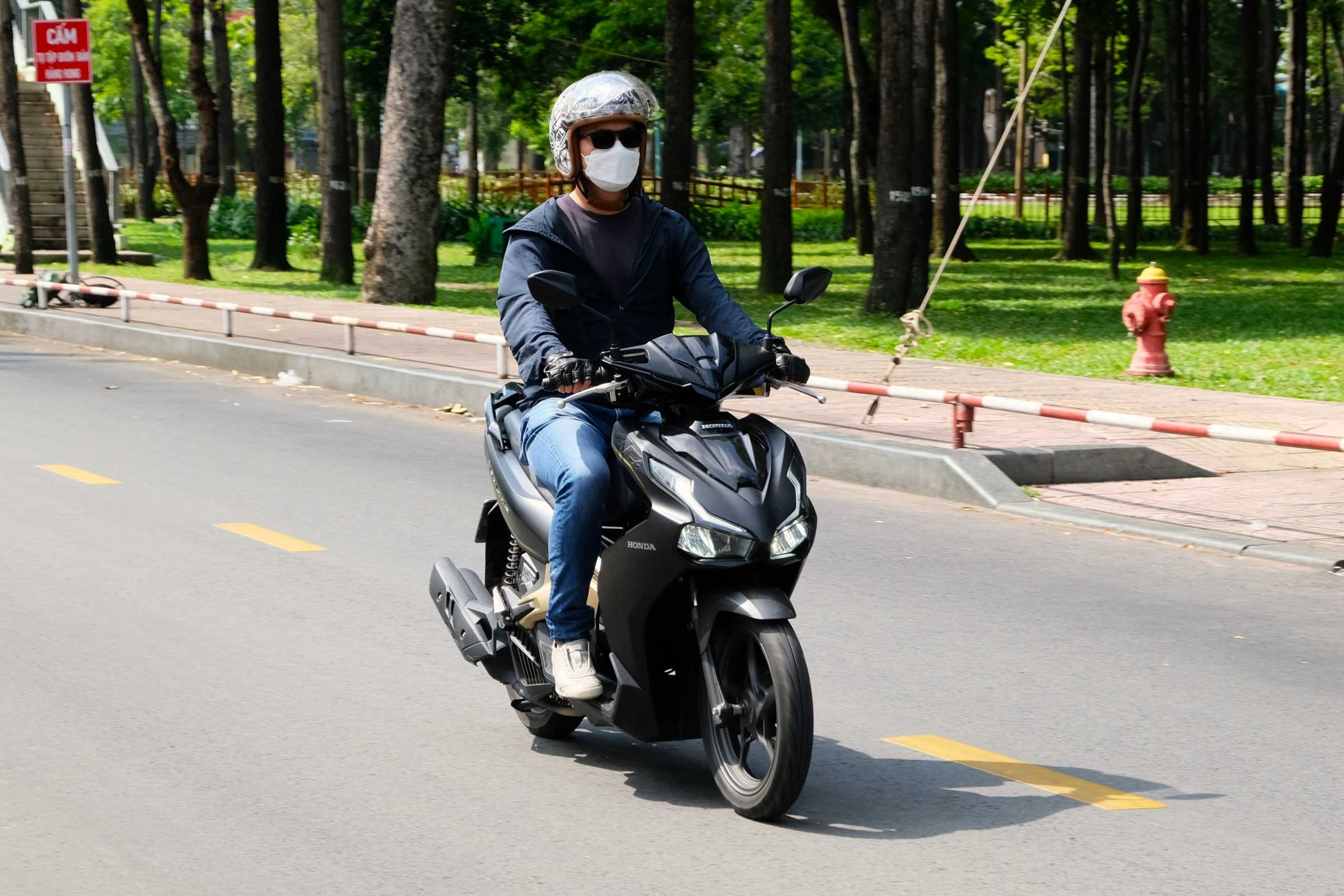 Bỏ túi bí kíp sử dụng xe máy trong mùa nắng nóng 40 độ C
