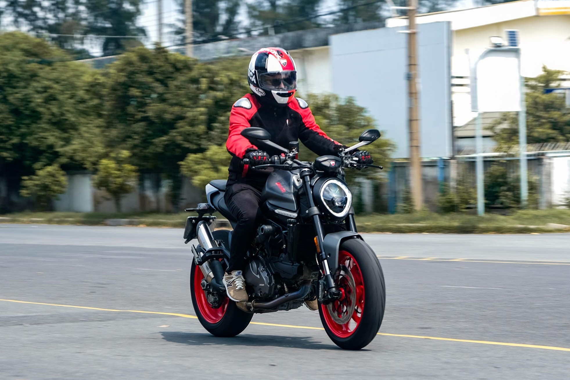 Đánh giá Ducati Monster 2022: Nhẹ nhàng và thực dụng hơn